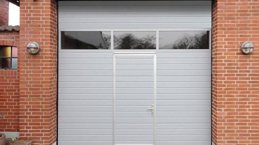 ворота с окнами в Беслане